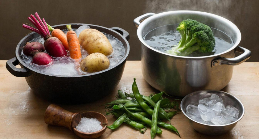 В какую воду класть овощи: правило, которое спасёт ваш борщ, винегрет и картофельное пюре. Запоминается за минуту