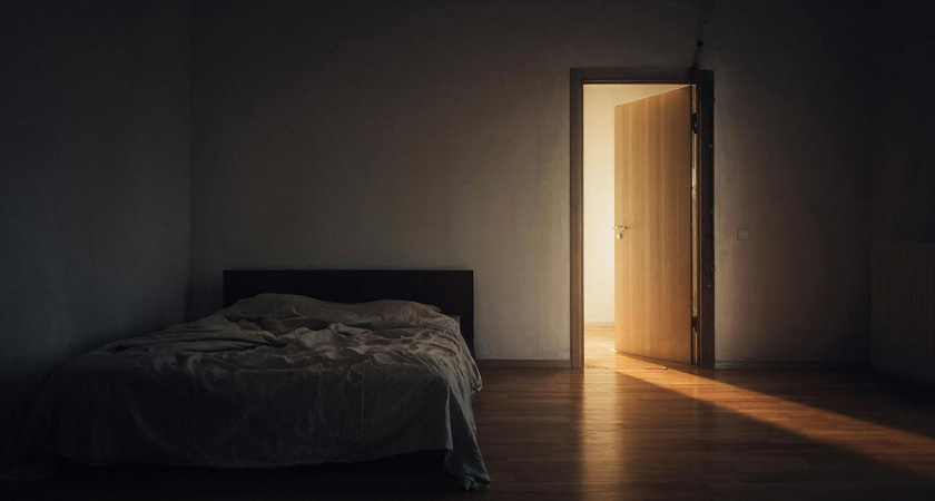 Не просто примета: провел эксперимент - спал ногами к двери месяц и вот что случилось, рассказываю