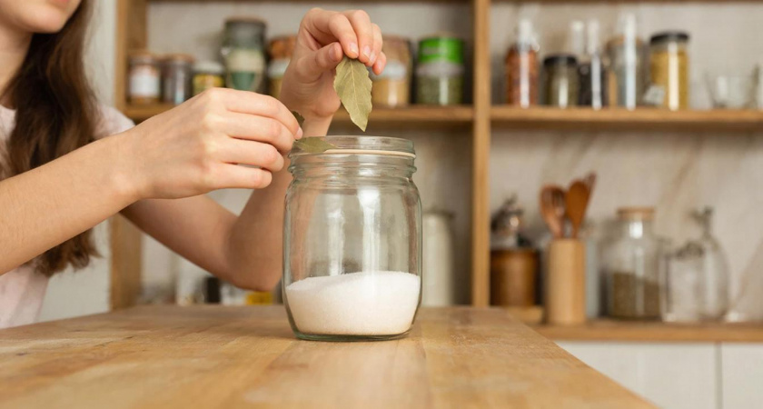 Зачем советские хозяйки клали в сахар лавровый лист? Очень полезная хитрость, о которой знают единицы