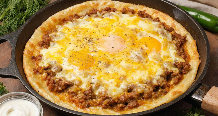 Заливаем лаваш яйцом — и получаем пышную лепешку с фаршем: съедается до последней крошки