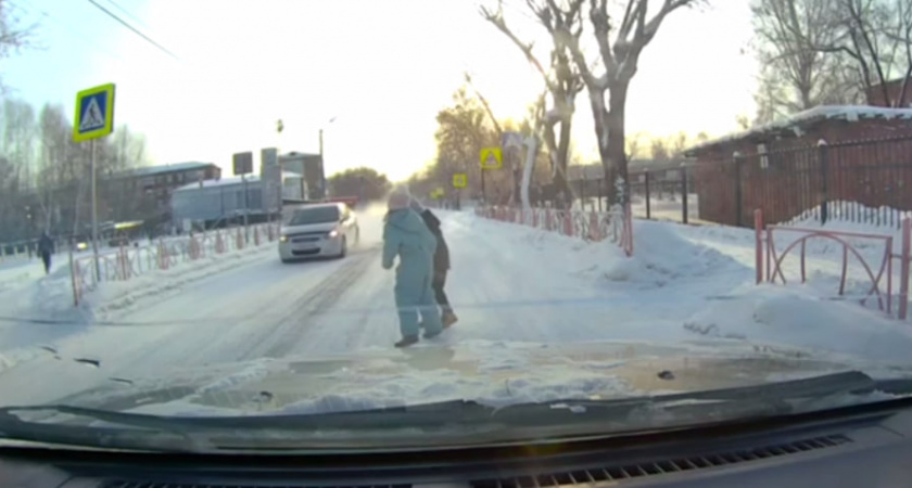 В Усолье-Сибирском водитель наказан за рискованное поведение на пешеходном переходе
