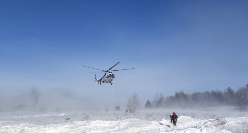 В Иркутской области десантники-пожарные отрабатывают спуск с вертолетов