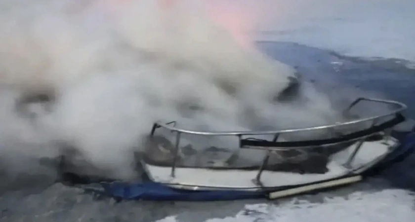 В Иркутской области на Байкале сгорел катер на воздушной подушке