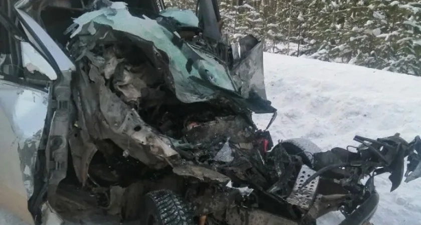 В Иркутской области водитель иномарки погиб при столкновении с грузовиком