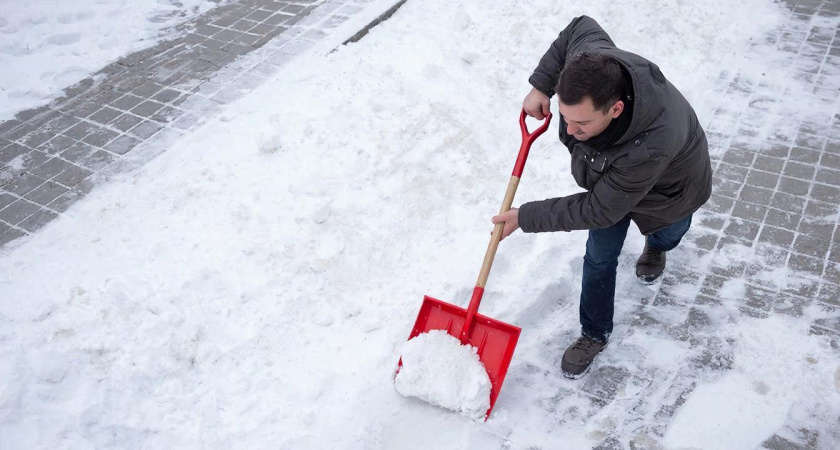 Умные хозяева снег лопатой давно не чистят и спину не надрывают — есть 3 способа идеально и быстро вычистить двор 