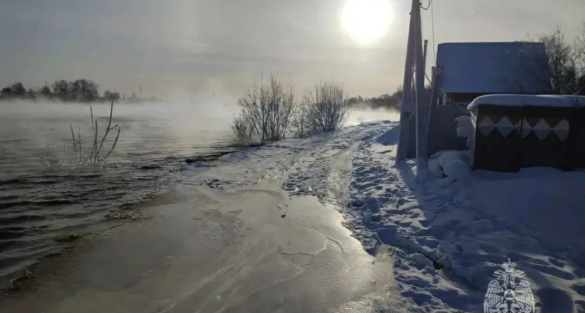 В Иркутской области ледоход на реке залил садовые участки