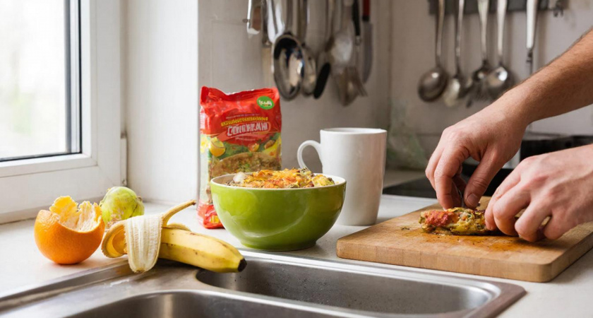 Бабушкина хитрость с банановой кожурой и щепоткой соли заставил мой сад цвести даже в лютые морозы