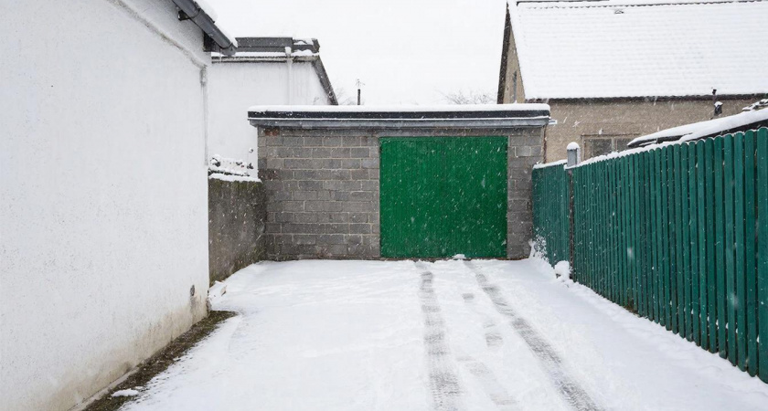 Как быстро и безопасно очистить крышу от снега: не придется даже залезать не неё - важный зимний лайфхак