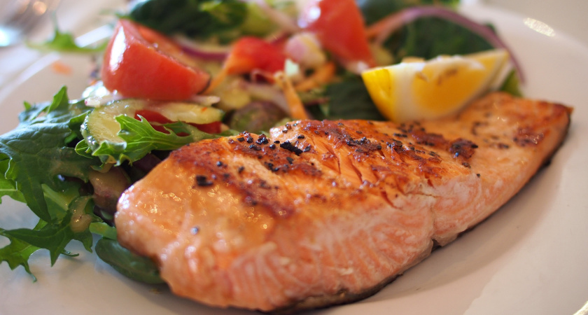 Замачиваю рыбу в простом рассоле перед жаркой: вкус – как в элитном ресторане, и ни намека на запах