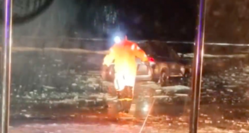 На Байкале правоохранители и сотрудники МЧС эвакуировали мать с подростком из машины, ушедшей под лед