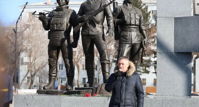 Губернатор Иркутской области поздравил защитников с праздником у “Аллеи Памяти”