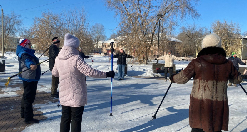 Пенсионеры Усолья осваивают скандинавскую ходьбу