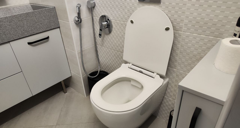 Чтобы в туалете всегда пахло свежестью: использую хитрость с втулкой – эффективнее дорогих аэрозолей