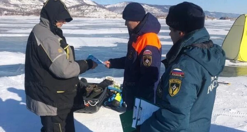 В Иркутской области заблокировали 25 несанкционированных съездов на лёд Байкала