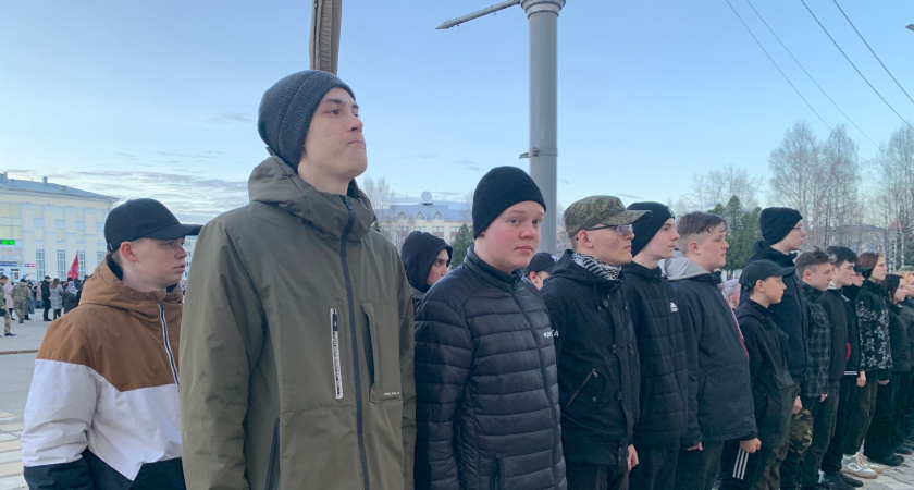 В Усолье-Сибирском отцы и сыновья вместе прошли полосу препятствий с казаками