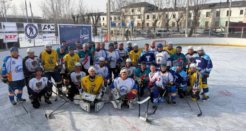 Олимпийский чемпион посетил хоккейный матч в Усольском районе
