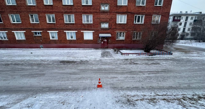 В Усолье-Сибирском ребенок скатился со стихийной горки под иномарку