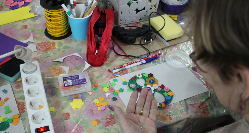 Пенсионерки Усолья мастерят необычные открытки к 8 Марта