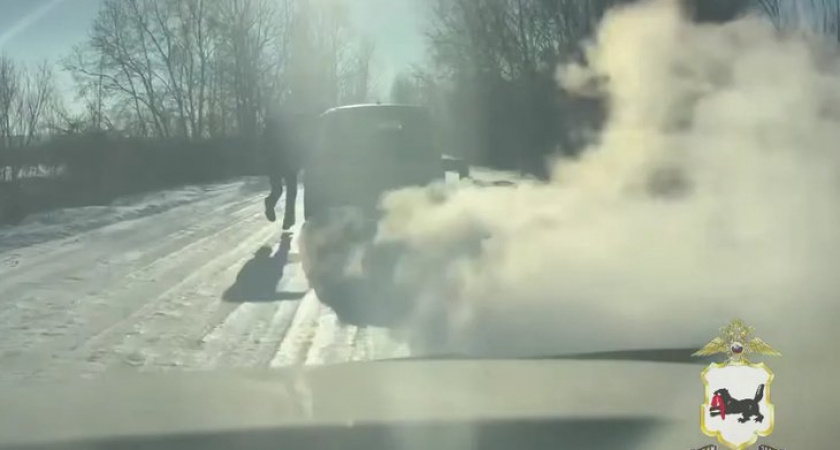 В Иркутской области полицейские на лету запрыгнули в автомобиль к нарушительнице