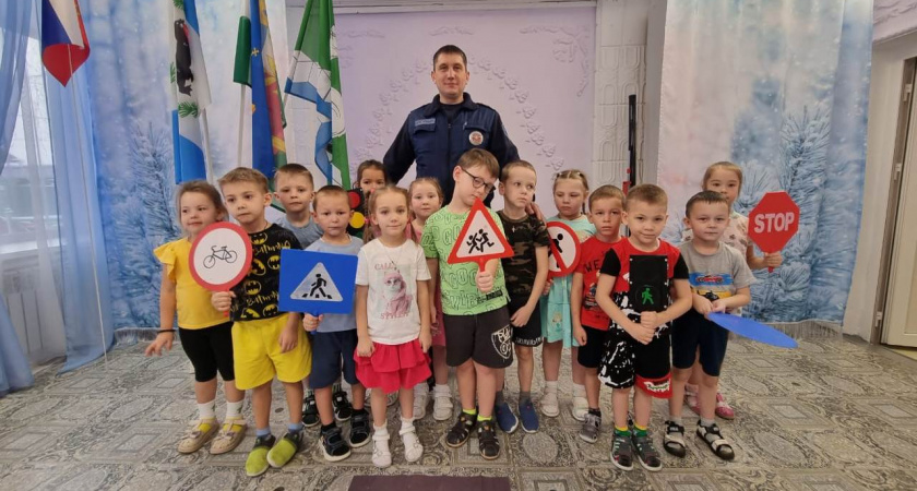 Сотрудники Госавтоинспекции Усолья-Сибирского провели беседы с детьми о правилах безопасного поведения на дороге 