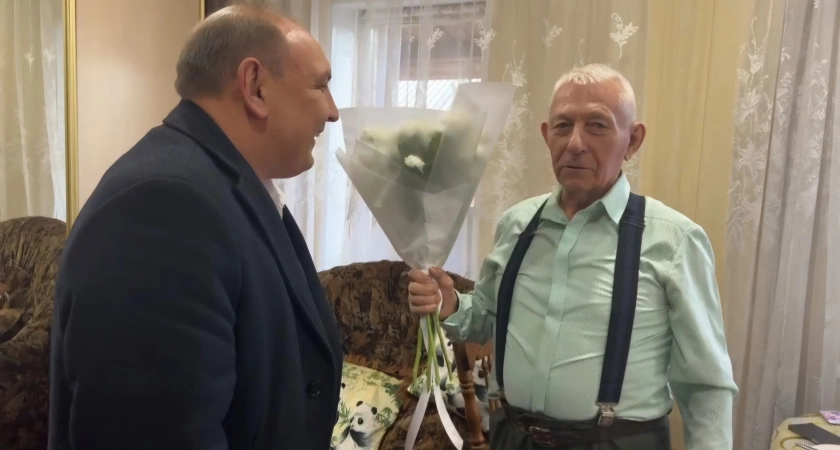Фото к статье: Мэр поздравил усольского юбиляра с 90-летием
