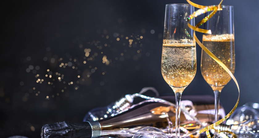 Новогодний стол 2025: привлекаем Зелёную Змею вкусностями и декором