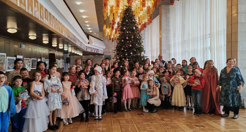 Встреча с Дедом Морозом и Снегурочкой: как прошла Губернаторский ёлка в Иркутске для детей из многодетных семей