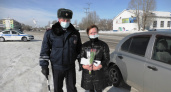 Сотрудники ГИБДД Усолья-Сибирского поздравили автоледи с наступающим Международным женским днем