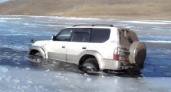Второй за неделю автомобиль провалился под лед на Байкале