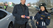 Cотрудницы ГИБДД поздравили мужчин-водителей с праздником
