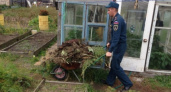В уборке на приусадебных участках помогли дачникам инспекторы государственного пожарного надзора 