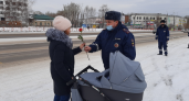 В Усолье-Сибирском сотрудники Госавтоинспекции поздравили женщин с Днем матери