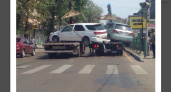 Водители эвакуаторов побили два автомобиля в Иркутске во время транспортировки 