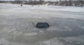 Два автомобиля ушли под лёд на Ангаре в Иркутской области