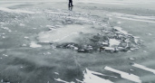 УАЗ с людьми провалился под лёд на Байкале