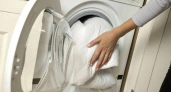 Стакан на стирку и одежда безупречно белая: секрет от прачки, что нужно добавить в стиральную машину вместе с порошком
