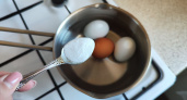 Половина чайной ложки на кастрюлю — и куриные яйца даже чистить не нужно: скорлупа отлетит за секунду