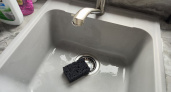 Хитрый трюк с губкой поможет решить проблему с капающей водой: вот что нужно сделать – полезный совет