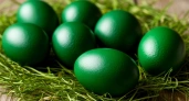 «Изумрудные» яйца на Пасху: красивый цвет яйцам придадут 2 травы — давно забытый метод