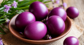 Не свекла и не ягоды: искупайте яйца в отваре этой травы — сливовый цвет яиц произведет фурор на Пасху