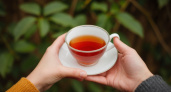 Не черный чай и не компот: ученые назвали полезный напиток, которым можно запивать еду