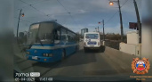 Дерзкий обгон автобуса попал на видео: в Иркутской области водитель рисковал жизнями пассажиров и пешеходов 