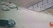 Беспечность обернулась трагедией: в Иркутске ребенок на самокате попал под колеса авто