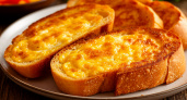 Хрустящие сырные гренки будут готовы за 10 минут: сохраните этот необычный рецепт приготовления с паприкой