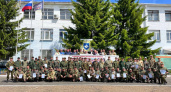 Усольские юноши примеряют солдатский мундир