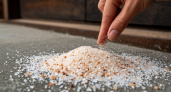 Ушлые хозяйки рассыпают дорожку соли возле порога — и бед не знают: решение наболевшей проблемы