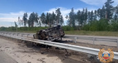 В Усольском районе автомобиль вспыхнул после столкновения с ограждением 