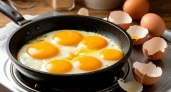 Почему опытные повара никогда не разбивают яйца ножом: правило, которое стоит запомнить каждой хозяйке раз и навсегда