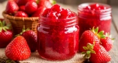 "Живое" варенье из клубники: два очень быстрых способа заготовки мучения с варкой и заморозкой — хит этого сезона