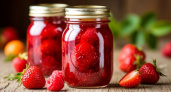 Это ленивое клубничное варенье даже варить не нужно: потратите минимальное количество сахара